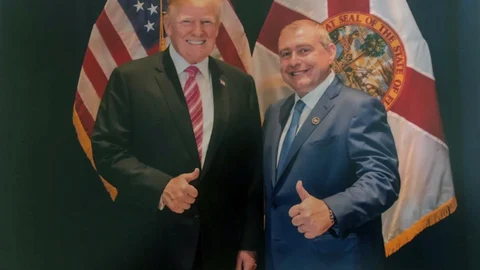 Imagen de Lev Parnas posando junto a Donald Trump