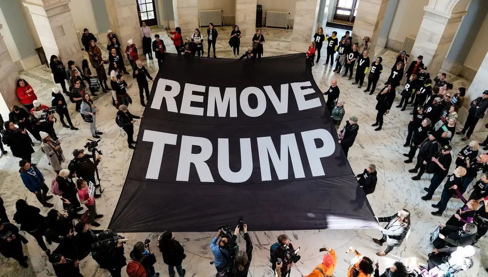 Destituid a Trump, se puede leer en una pancarta en el interior Capitolio