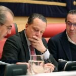 El presidente del Consejo de Cuentas, Mario Amilivia, en su comparecencia, junto al socialista Luis Briones y el popular Vidal García