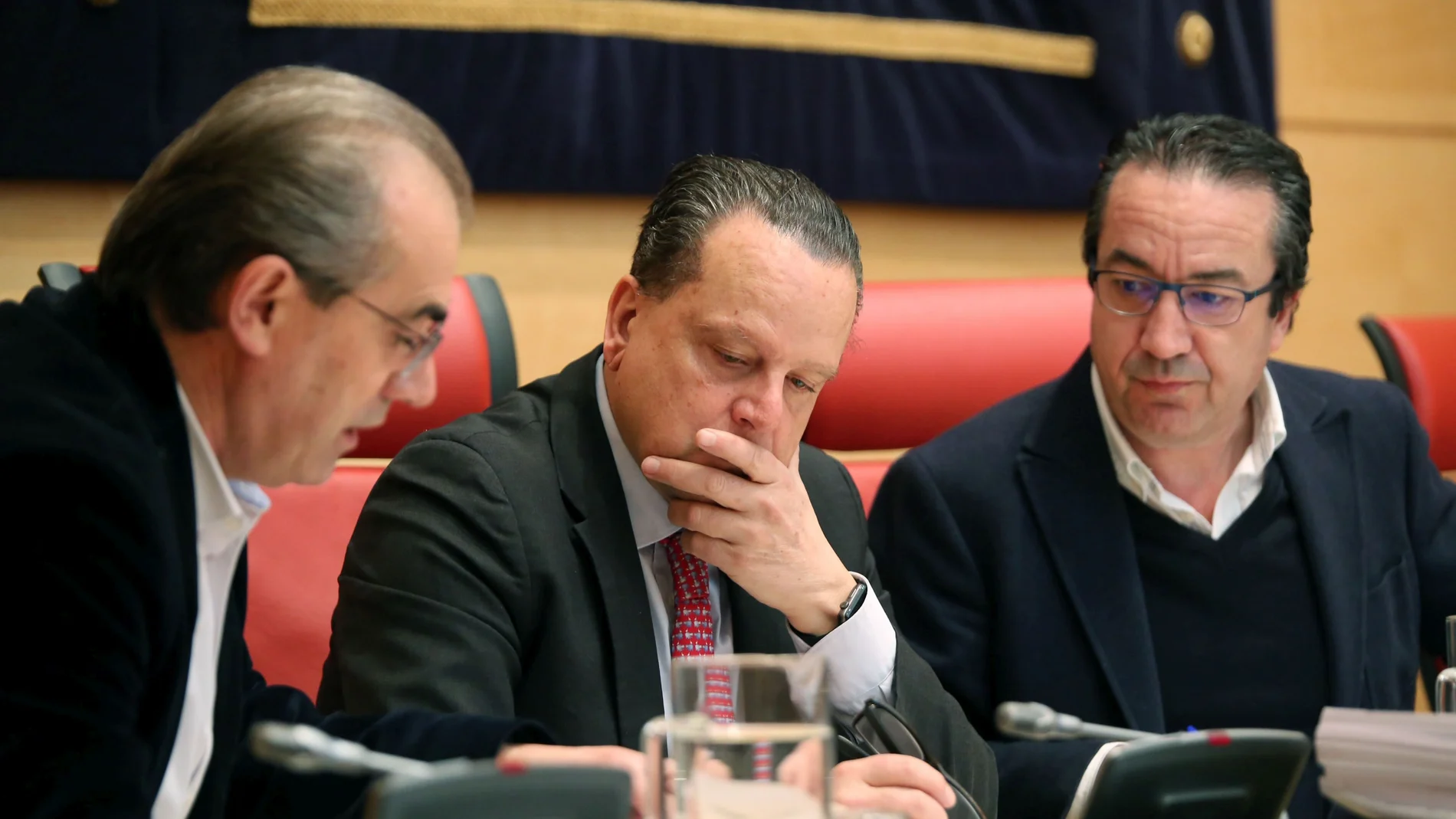 El presidente del Consejo de Cuentas, Mario Amilivia, en su comparecencia, junto al socialista Luis Briones y el popular Vidal García