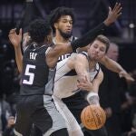 La defensa de los Kings no evitó que Doncic repartiera 17 asistencias
