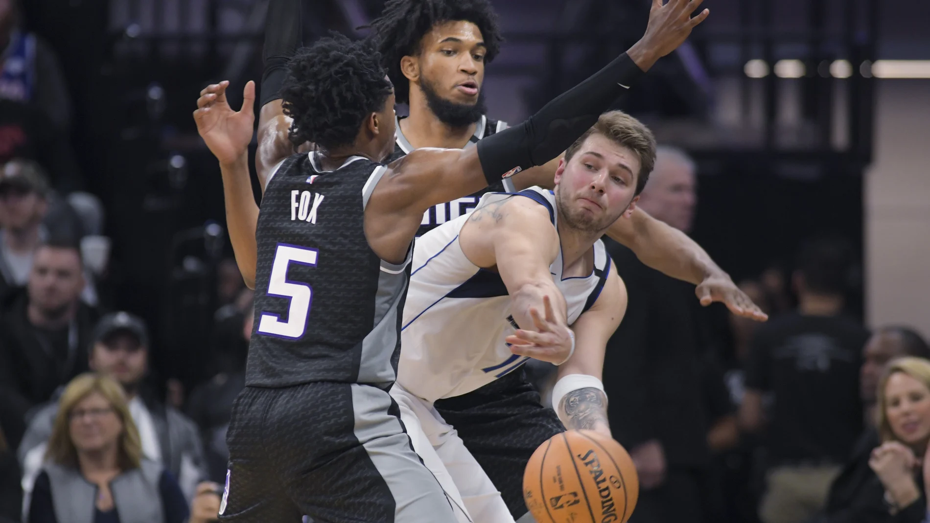La defensa de los Kings no evitó que Doncic repartiera 17 asistencias