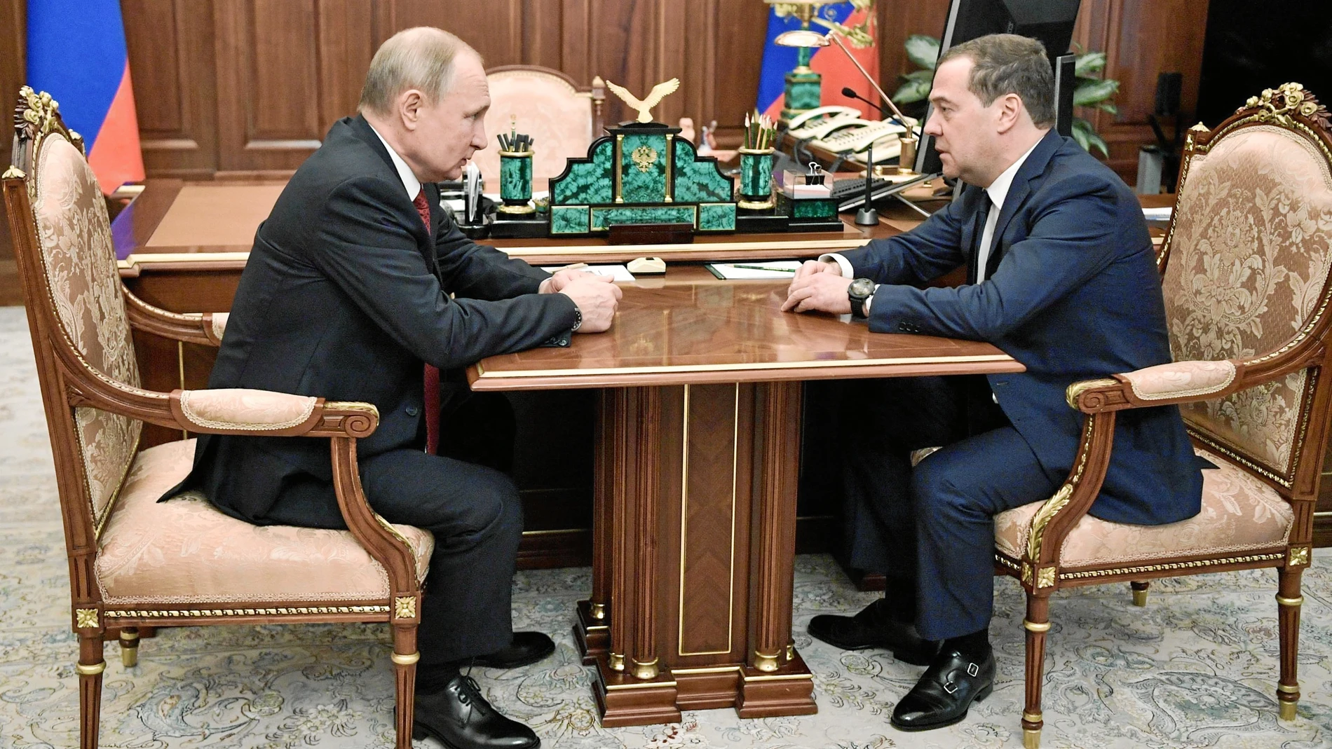 El presidente ruso, Vladimir Putin, durante una reunión con el vicepresidente del Consejo de Seguridad ruso, Dimitri Medvedev, en Moscú