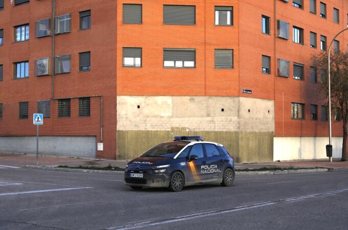 Un vehículo de la Policía patrulla por Vallecas