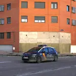 Un vehículo de la Policía patrulla por Vallecas
