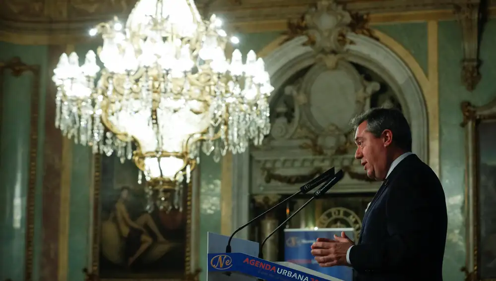 El alcalde de Sevilla, Juan Espadas, durante el discurso en el desayuno de la tribuna Agenda Urbana 2030 Foro de la Nueva Ciudad, organizado por Nueva Economía Fórum, y celebrado en Madrid. EFE/ Emilio Naranjo