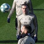 Los jugadores del Real Madrid, el galés Gareth Bale (arriba) y el francés Karim Benzema, durante el entrenamiento realizado este viernes en la Ciudad Deportiva de Valdebebas en la víspera del partido de la vigésima jornada de Liga de Primera División que el equipo disputa ante el Sevilla en el Santiago Bernabéu. EFE/Emilio Naranjo