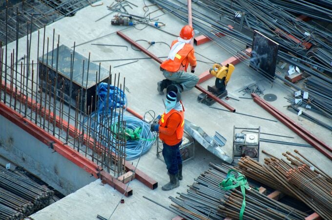 Obreros en una construcción con hormigón