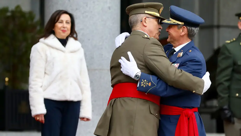 Alejandre y Villarroya se abrazan tras oficializarse el relevo