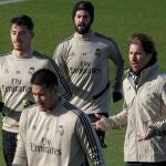 De izquierda a derecha: el portero Diego Altube Suárez, su homólogo francés Alphonse Areola, el centrocampista Francisco Alarcón 'Isco' y el defensa Sergio Ramos del Real Madrid durante el entrenamiento del equipo en la Ciudad Deportiva en Valdebebas, Madrid este viernes 17 de enero para preparar el partido contra el Sevilla en el Santiago Bernabéu correspondiente a la jornada 20 de LaLiga. EFE/Emilio Naranjo