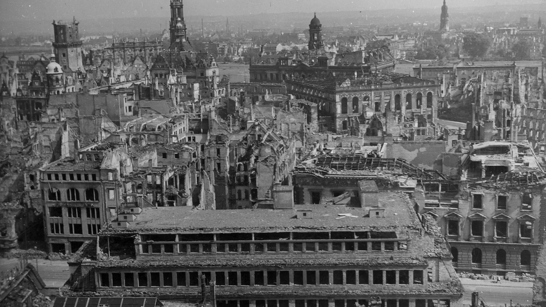 Vista general de Dresde tras el bombardeo aliado que destruyó la ciudad el 14 de febrero de 2020