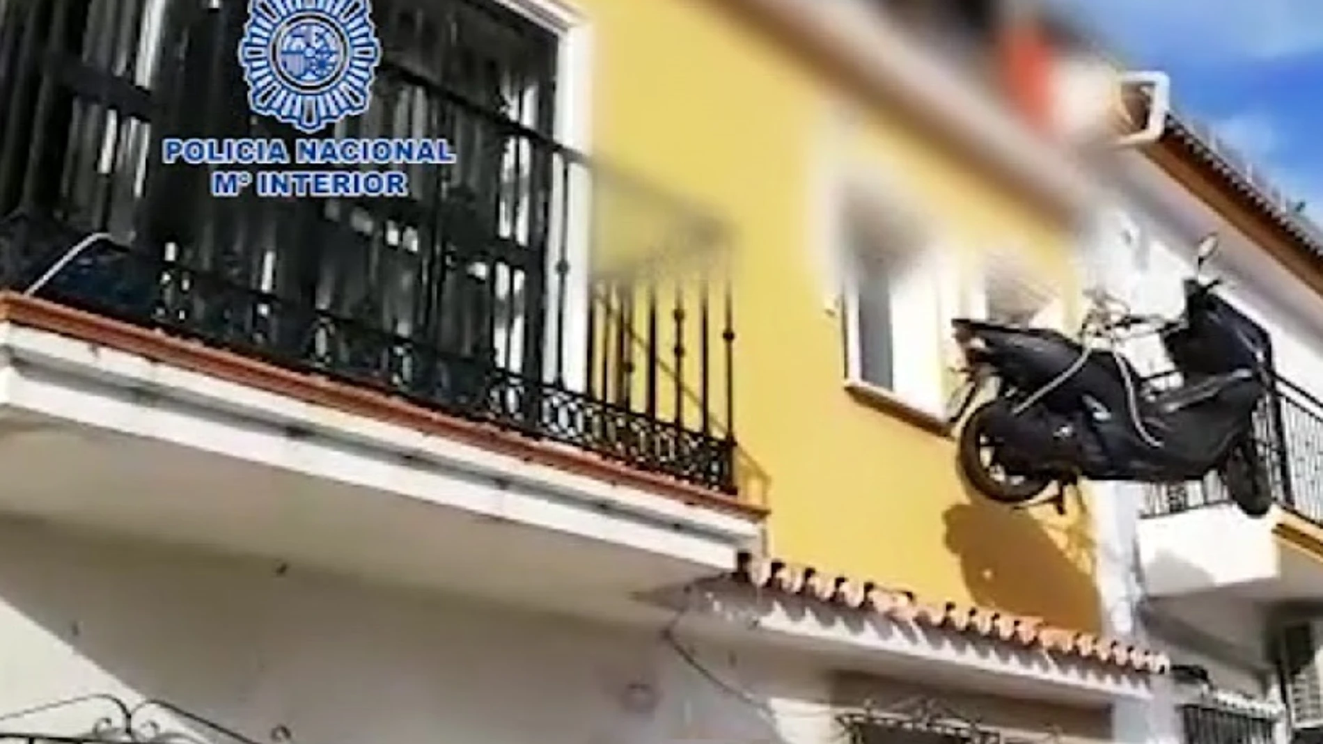 Málaga.- Sucesos.- La Policía Nacional recupera de la azotea de una vivienda de la capital una motocicleta robada