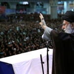El ayatolá Ali Jamenei saluda a la multitud que se congregó hoy en Teherán para escuchar sus palabras