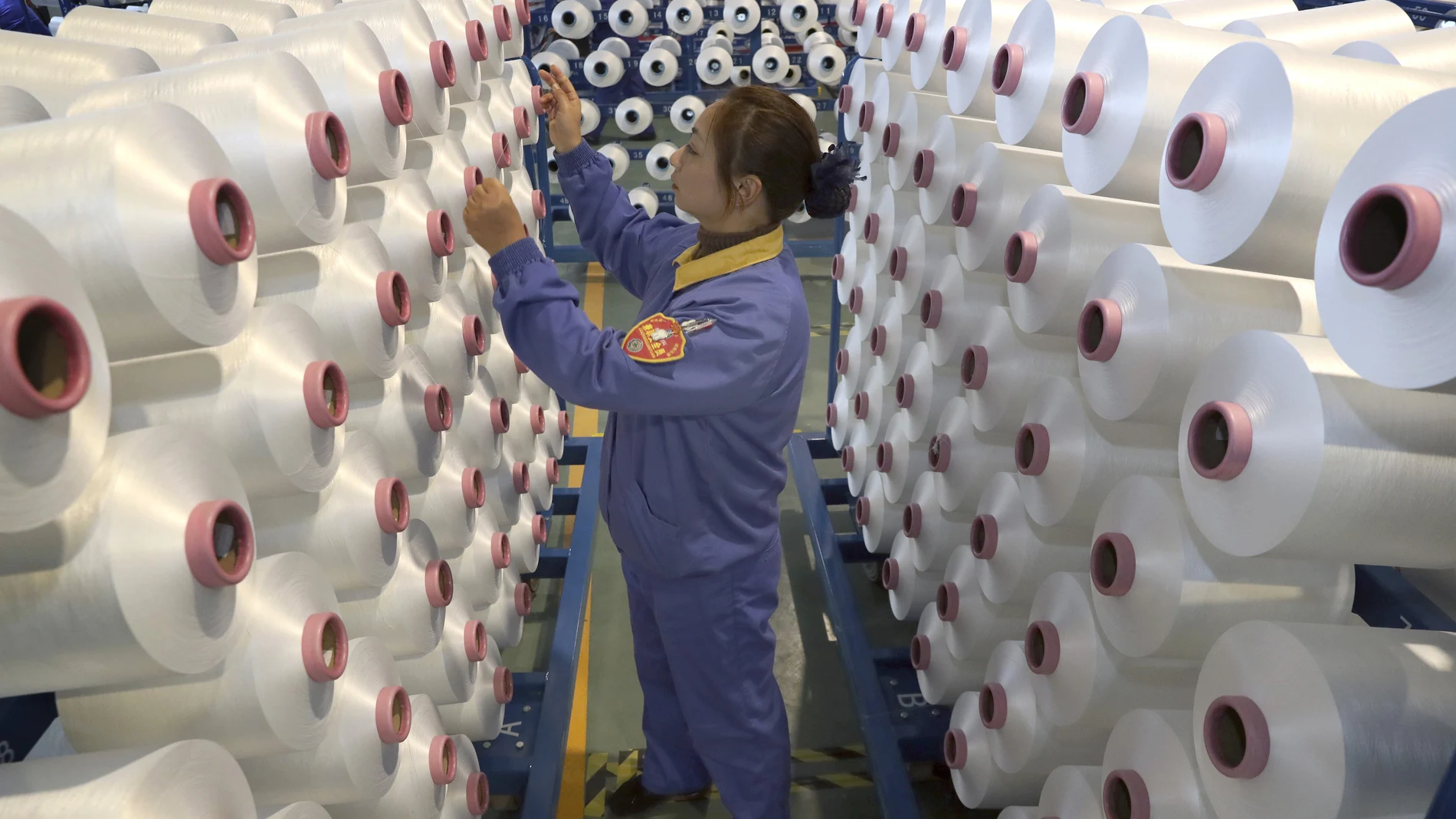 Una empleada en una fábrica de fibra en Nantong (China)