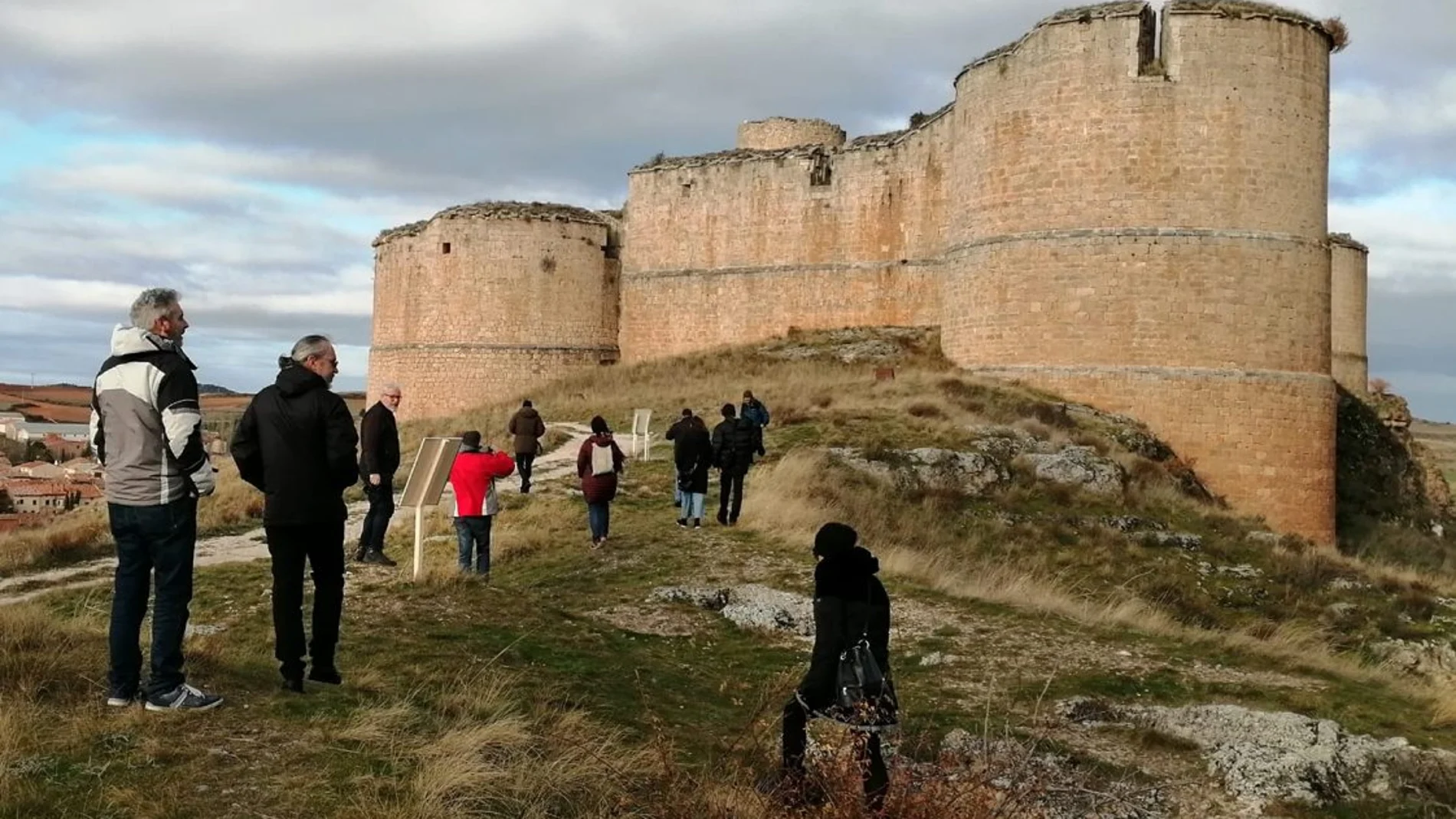 Un grupo de localizadores visita una fortaleza en Soria