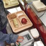 Imagen de un estudiante en el comedor de su colegio con comida poco saludable en su bandeja. (AP Photo/Morgan Lee, file)