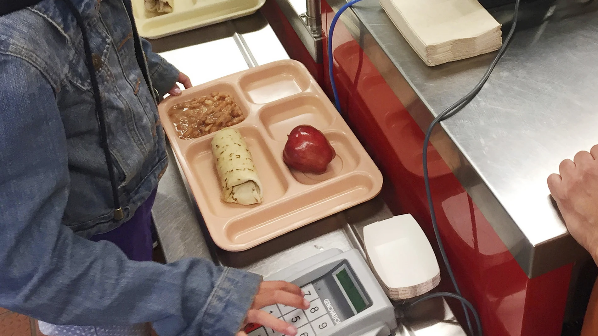 Imagen de un estudiante en el comedor de su colegio con comida poco saludable en su bandeja. (AP Photo/Morgan Lee, file)