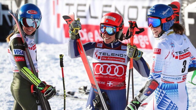 La ganadora Petra Vlhova (derecha) de Eslovaquia y Federica Brignone (centro) de Italia junto a la tercera clasificada, la estadounidense Mikaela Shiffrin (izquierda) en la zona de meta tras la carrera de slalom gigante femenino en la Copa del Mundo de Esquí Alpino de la FIS en Sestriere, Italia,