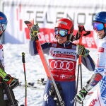 La ganadora Petra Vlhova (derecha) de Eslovaquia y Federica Brignone (centro) de Italia junto a la tercera clasificada, la estadounidense Mikaela Shiffrin (izquierda) en la zona de meta tras la carrera de slalom gigante femenino en la Copa del Mundo de Esquí Alpino de la FIS en Sestriere, Italia,