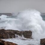 GRAF4344. CALA DE BOU (IBIZA), 19/01/2020.- Las olas rompen en la costa de Cala de Bou (Ibiza) en una jornada en la que la borrasca Gloria, que trae este domingo un temporal de lluvia, nieve, viento y olas, ha puesto en alerta roja a la Comunidad Valenciana y a las Islas Baleares. EFE/ Sergio G. Cañizares