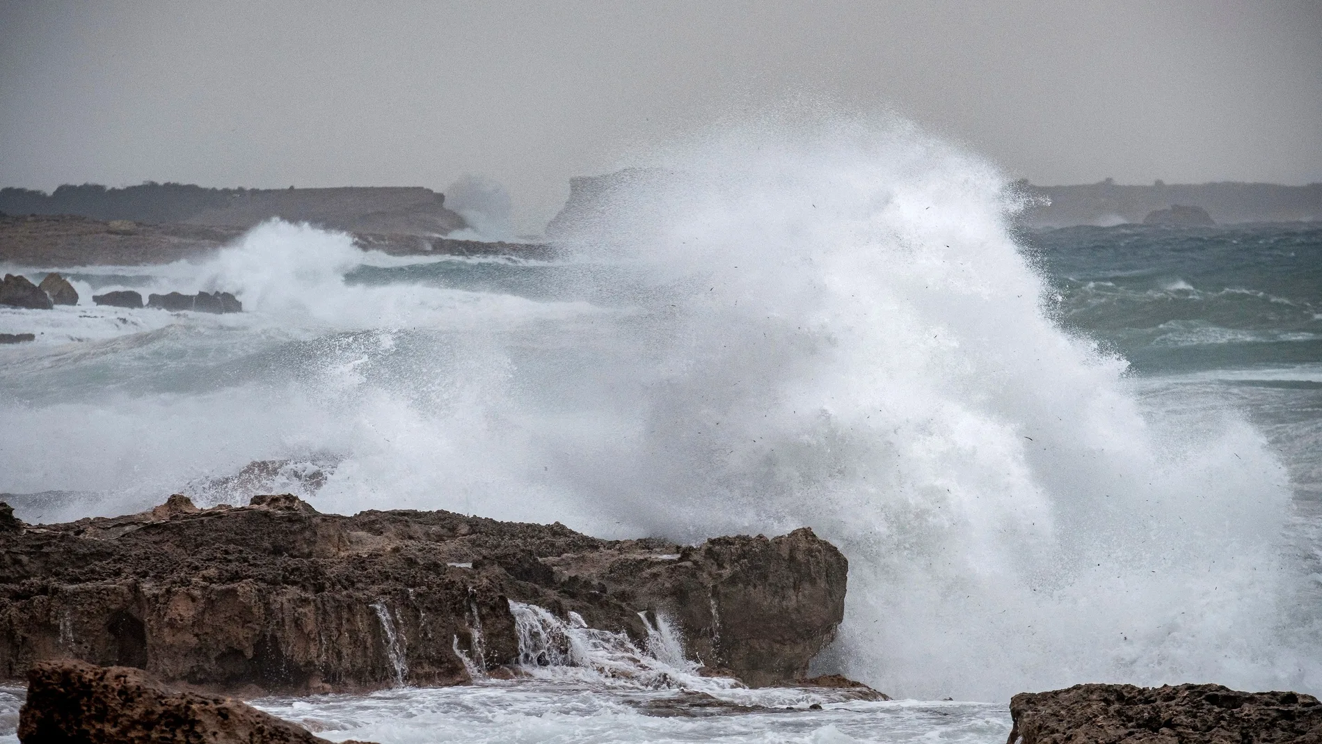 GRAF4344. CALA DE BOU (IBIZA), 19/01/2020.- Las olas rompen en la costa de Cala de Bou (Ibiza) en una jornada en la que la borrasca Gloria, que trae este domingo un temporal de lluvia, nieve, viento y olas, ha puesto en alerta roja a la Comunidad Valenciana y a las Islas Baleares. EFE/ Sergio G. Cañizares