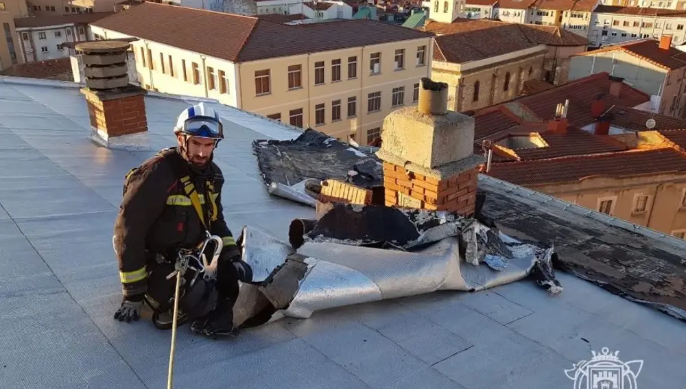 El temporal afecta a un tejado en Burgos.BOMBEROS DE BURGOS19/01/2020