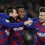 Messi, Ansu Fati y Riqui Puig celbran el gol del triunfo del Barcelona ante el Granada