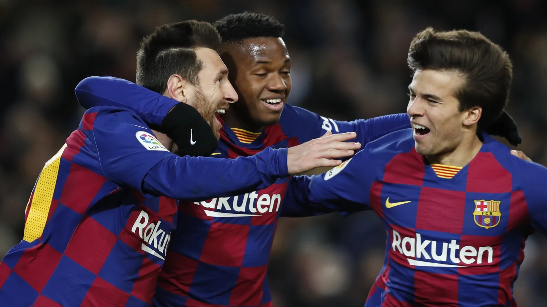 Messi, Ansu Fati y Riqui Puig celbran el gol del triunfo del Barcelona ante el Granada