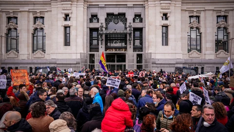 Centenares de vecinos de Vallecas se han concentrado este domingo a las puertas del Ayuntamiento de Madrid para clamar contra la decisión de asumir en la planta de Valdemingómez los residuos procedentes de la Mancomunidad del Este.