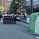 Los vallisoletanos retiran contenedores que el viento les llevó hasta el medio de las calles
