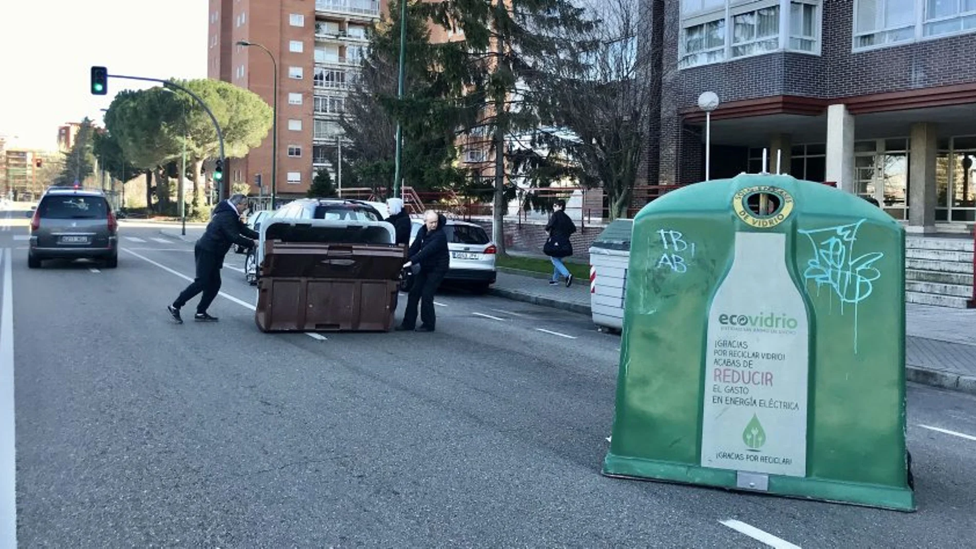 Los vallisoletanos retiran contenedores que el viento les llevó hasta el medio de las calles