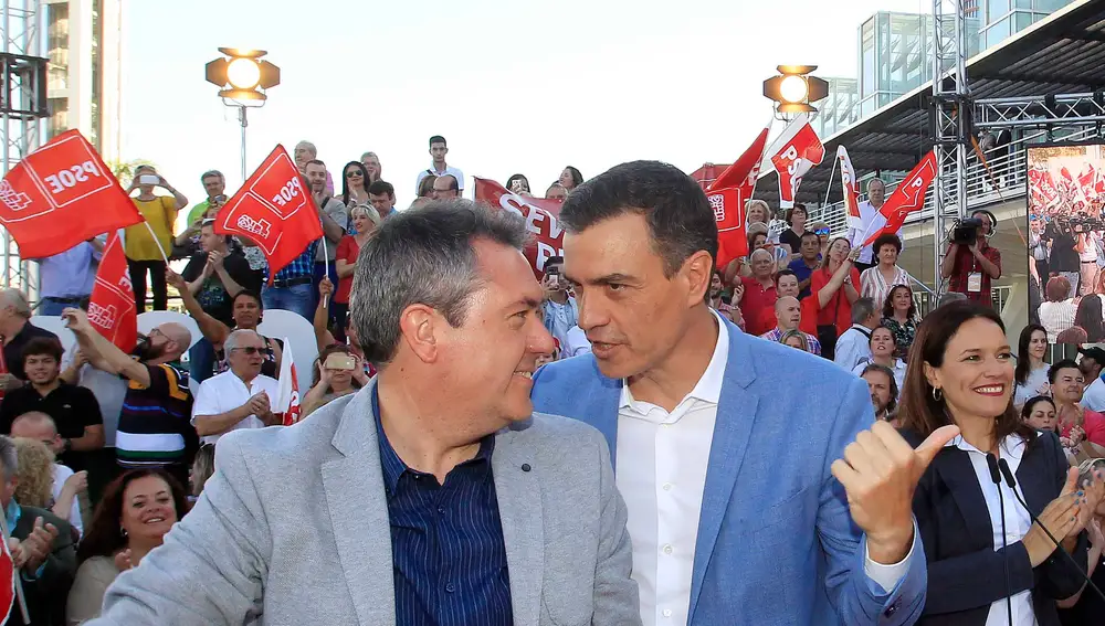 Juan Espadas junto a Pedro Sánchez y, a la derecha de la imagen, Susana Díaz, en un acto del PSOE