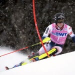 El francés Clement Noel supera una barrera durante la segunda prueba de la carrera de slalom masculino de la Copa del Mundo de Esquí Alpino de la FIS en Wengen, Suiza