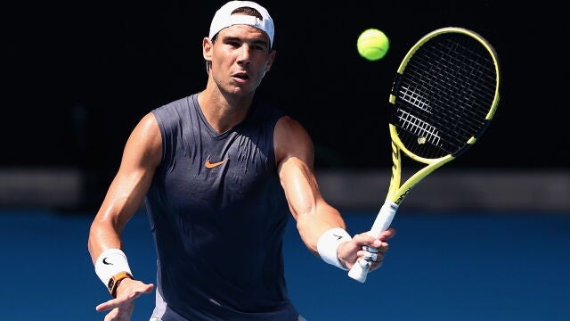 Rafa Nadal se entrena en Australia