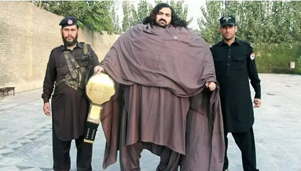 Arbab Khizer Hayat se ha fabricado incluso un cinturón de los pesos pesados de la WWE