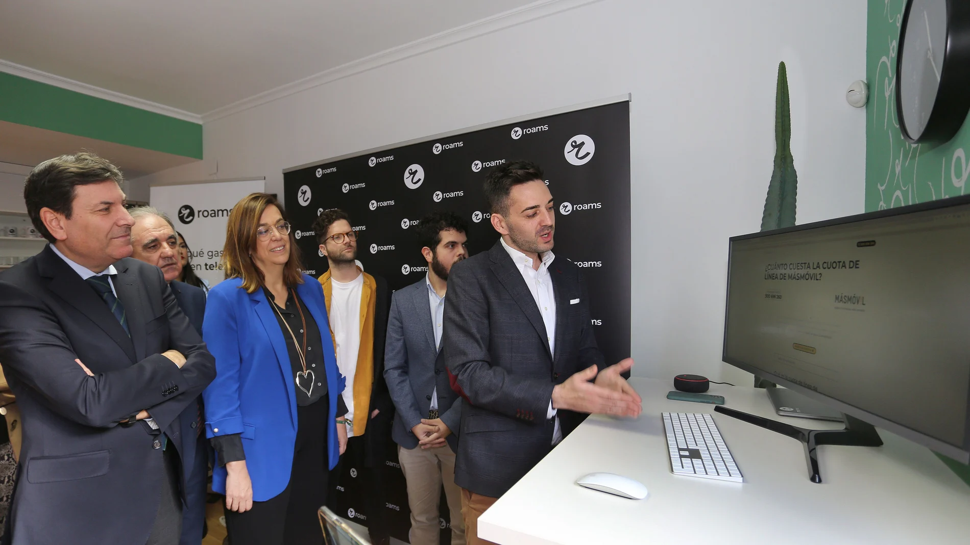 Visita del consejero de Economía y Hacienda a la empresa RoamsEl consejero de Economía y Hacienda de la Junta de Castilla y León, Carlos Fernández Carriedo (I); la presidenta de la Diputación de Palencia, Ángeles Armisénen (2I); junto al fundador de Roams, Eduardo Delgado (D), entre otros, en la visita a la empresa palentina de asesoramiento digital en telefonía Roams