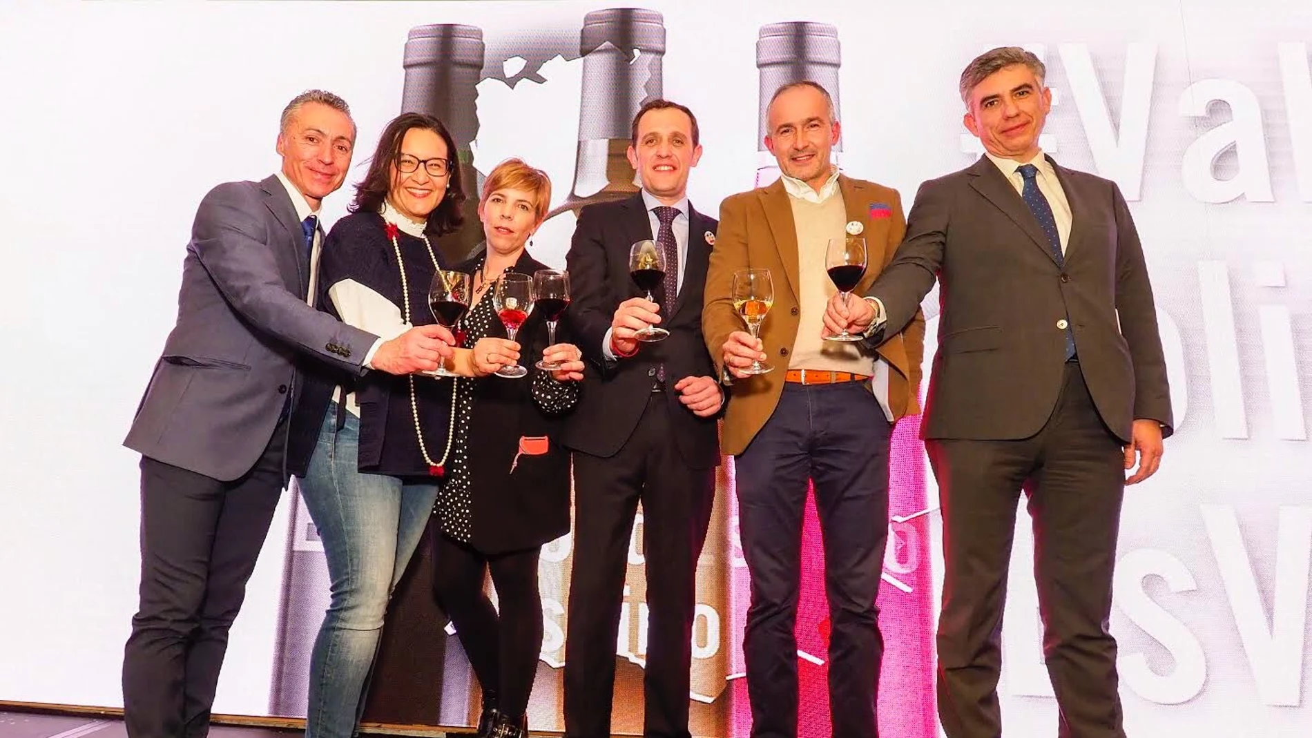 El presidente de la Diputación de Valladolid, Cobrado Íscar, brinda con los vinos de la provincia, tras presentar la oferta enoturística en Madrid