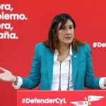 La secretaria de organización del PSOE de Castilla y León, Ana Sánchez, contesta a las preguntas de los periodistas, tras anunciar la iniciativa en el Legislativo