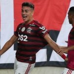 Reinier celebra un tanto con el Flamengo