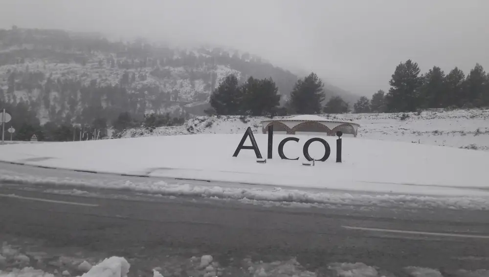 La nieve cubre parte del término de Alcoi