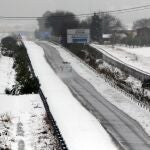 Un coche circula por la carretera CV80 Sax-Castalla en un carril por sentido abierto debido al temporal de nieve, este lunes, cuando la Comunitat Valenciana sigue en alerta roja por la virulencia de la borrasca Gloria, que mantiene cerradas varias carreteras y sin clase a 120 municipios, mientras los servicios de emergencia se afanan por afrontar los incidentes ocasionados por la lluvia, la nieve y el viento. EFE/MORELL