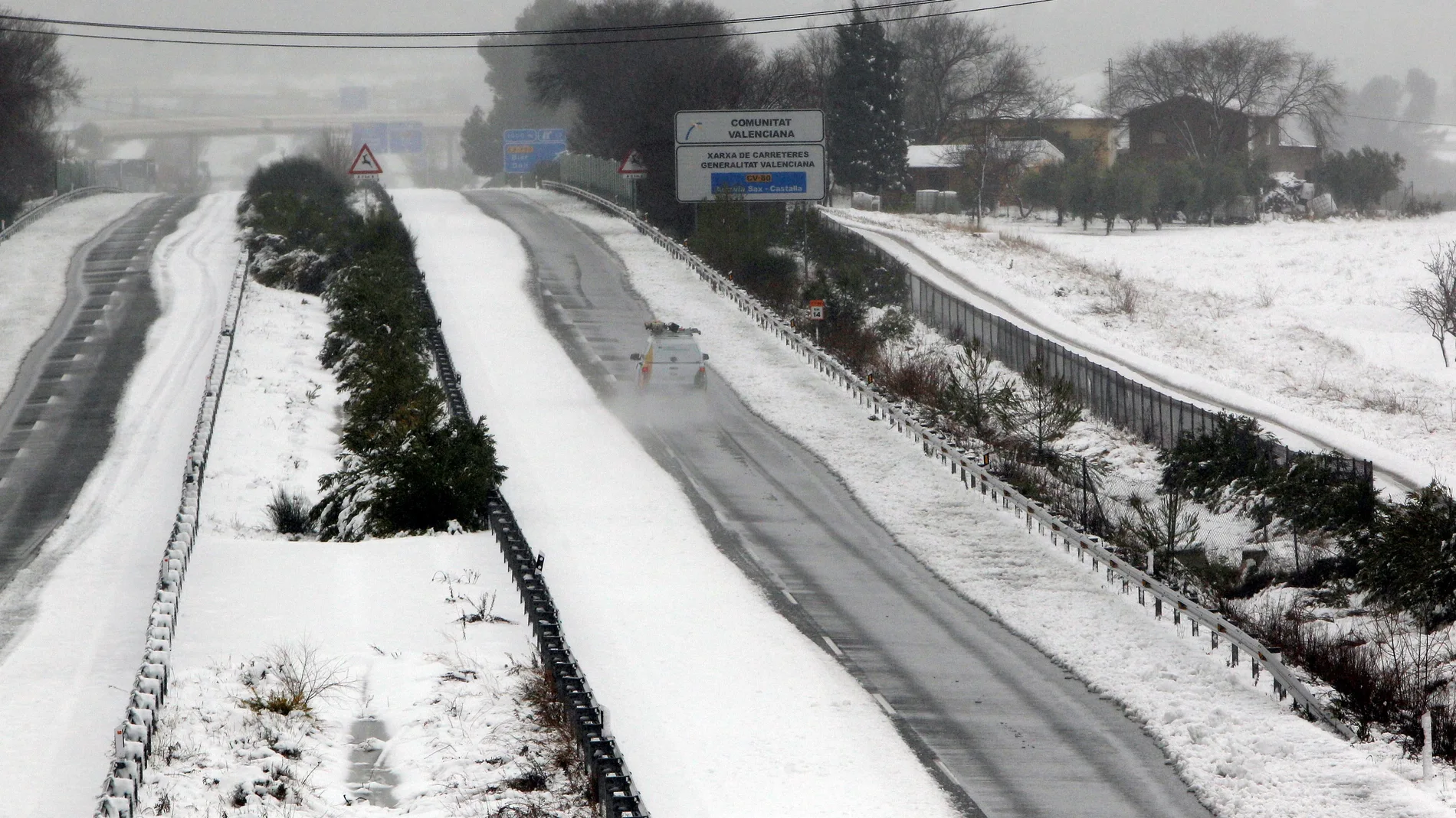 Un coche circula por la carretera CV80 Sax-Castalla en un carril por sentido abierto debido al temporal de nieve, este lunes, cuando la Comunitat Valenciana sigue en alerta roja por la virulencia de la borrasca Gloria, que mantiene cerradas varias carreteras y sin clase a 120 municipios, mientras los servicios de emergencia se afanan por afrontar los incidentes ocasionados por la lluvia, la nieve y el viento. EFE/MORELL