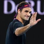Roger Federer saluda al publico despues de su victoria ante Steve Johnson