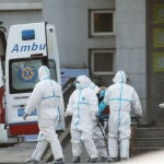 Las autoridades médicas de Wuhan, la ciudad del centro de China donde se identificó por primera vez la neumonía en diciembre, ha confirmado 136 nuevos casos durante el fin de semana, incluida una tercera muerte