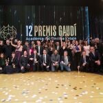 Foto de familia de los galardonados esta noche al finalizar la entrega de los XII Premios Gaudí