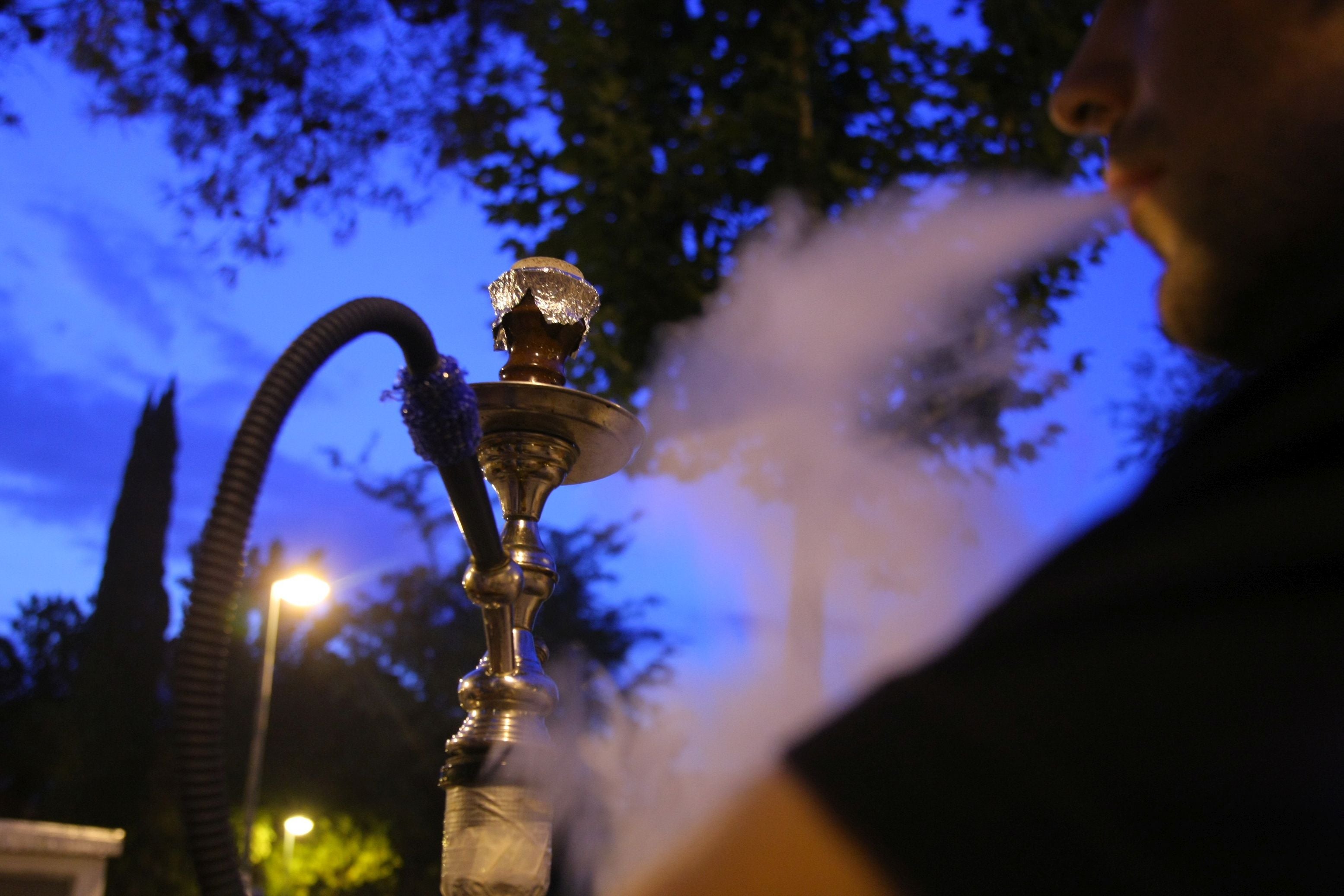 Qué riesgos tiene realmente para tu salud fumar la pipa de agua o shisha? -  BBC News Mundo
