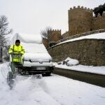 GRAF5234. ÁVILA, 21/01/2020.- Un operario retira la nieve, caída durante la madrugada, este martes, junto a la muralla de Ávila. El temporal de viento y nieve ha dejado en Castilla y León un hombre muerto en Ávila, ha causado daños materiales en distintas provincias y ha impedido acudir a clase a 492 alumnos, según los datos del 112 y de distintas administraciones consultados por Efe y facilitados hasta las 17.30 horas. EFE/ Raúl Sanchidrián