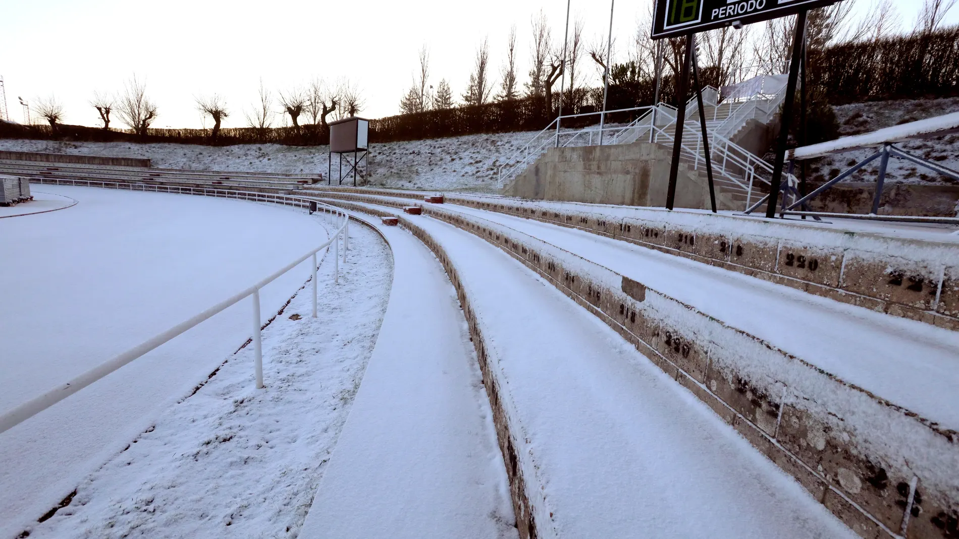 El campo del Helmántico aparece nevado tras una gélida noche