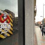 Un cartel que dice '¡Fuera las casas de apuesta de nuestros barrios!' en un cristal de un local de la Calle Bravo Murillo, en Madrid.