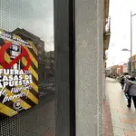 Un cartel que dice &#39;¡Fuera las casas de apuesta de nuestros barrios!&#39; en un cristal de un local de la Calle Bravo Murillo, en Madrid.